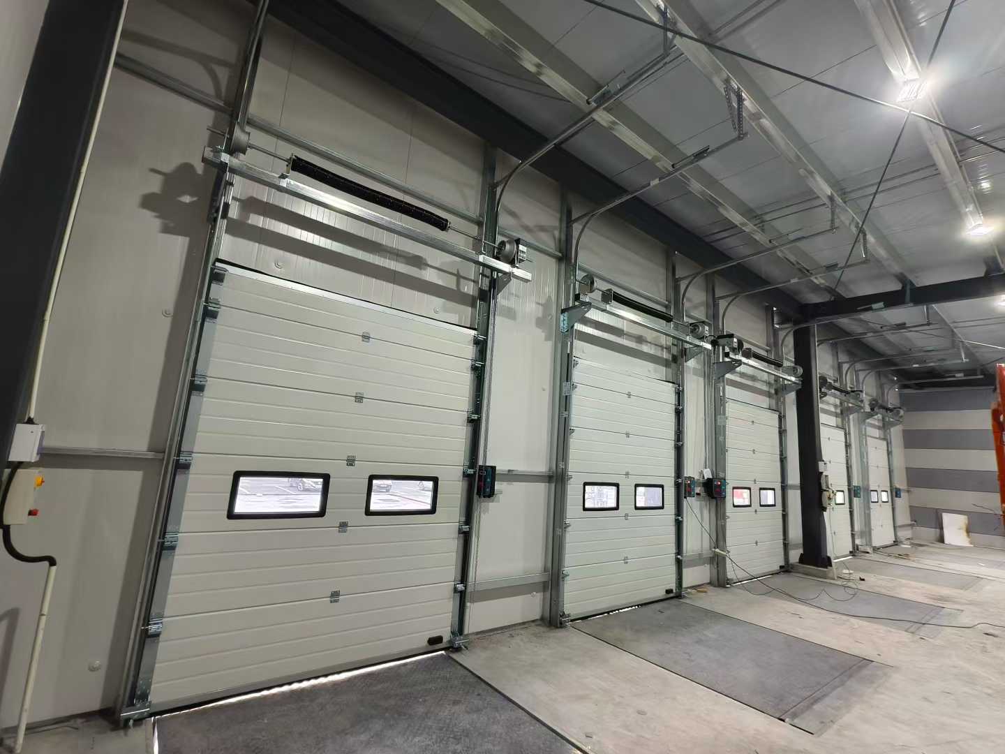 Испорука индустријских секцијских врата и нивелатора за складишне пројекте